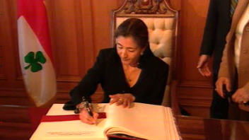 Ingrid Betancourt signe le livre d'or de la Ville de Montr�al