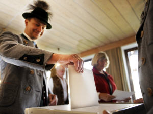 Un Allemand portant le traditionnel costume bavarois dépose son bulletin de vote, dans la ville de Bayrischzell, le 27 septembre 2009.