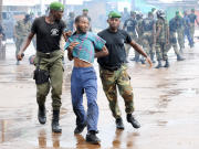 La police arr�te un manifestant � Conakry.
