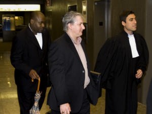 Félicien Souka, à gauche, et Jean Cholette, au centre, deux des coaccusés dans l'affaire Norbourg, à leur arrivée au palais de justice.