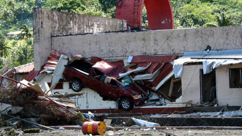 Cette camionnette s'est encastr�e dans un immeuble � Pago Pago, capitale des Samoa am�ricaines.