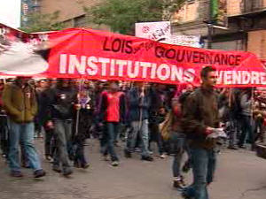 Des participants à la manifestation dans les rues de Montréal