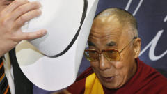 Dalaï-lama et le chapeau blanc de la Ville de Calgary