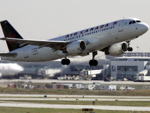 Un avion d'Air Canada décolle de l'aéroport Pearson.