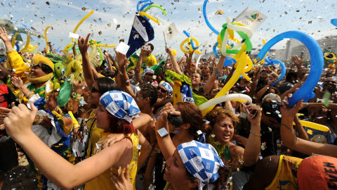 Des Br�siliens c�l�brent, � la plage Copacabana, le 2 octobre 2009, le choix de Rio de Janeiro pour la tenue des Jeux olympiques de 2016.