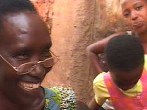Jacqueline Mukamwetenzi, une des Rwandaises qui utilisent APO-TriAvir, et deux de ses enfants