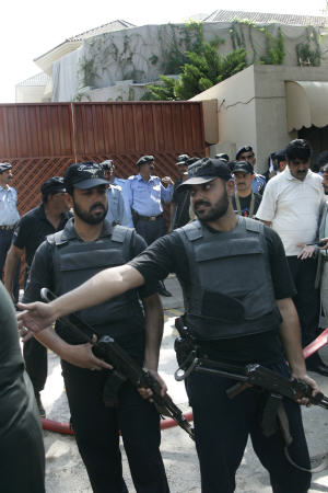 Des policiers de l'escouade antiterroriste ont �t� d�ploy�s apr�s l'attentat.