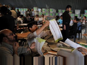 Des employés de la Commission électorale afghane procèdent à un nouveau dépouillement mercredi.