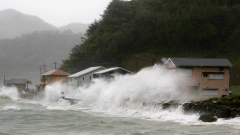 D'importantes vagues frappent Tatsugo, dans la pr�fecture de Kagoshima.