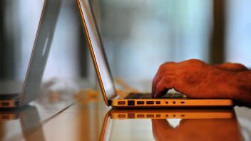 Un internaute utilisant son ordinateur