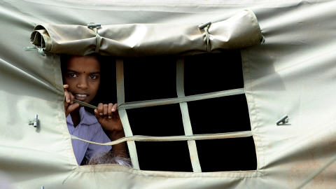 Une jeune Tamoule va � l'�cole dans une tente �rig�e dans un camp de r�fugi�s du district de Vavuniya.