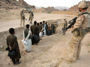 Une dizaine de prisonniers afghans sont escortés par des soldats canadiens le 8 mai 2006.