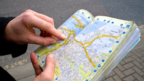 Un homme consulte une carte routi�re