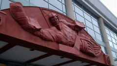Une sculpture � l'entr�e du HSBC Arena