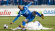 Roberto Brown tacl� par Shaun Pejic.