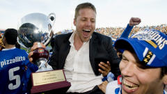 Marc Dos Santos et le pr�cieux troph�e.