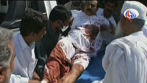 Une image prise de la t�l�vision iranienne Al-Alam TV montrant un homme bless� apr�s l'attentat.