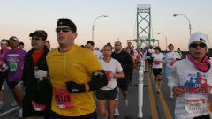 Les coureurs s'�lancent dans le froid � D�troit.