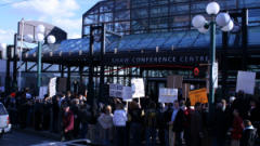 Des manifestants huent l'ex-pr�sident am�ricain George W. Bush et ses convives devant le centre des congr�s Shaw, � Edmonton.