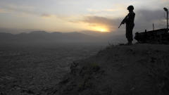 Un soldat post� � TV Mountain, qui surplombe Kaboul.