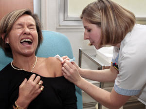 En France, une infirmière vaccine une travailleuse de la santé.