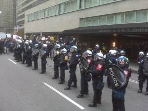 Des policiers mobilisés devant l'hôtel Reine Elizabeth