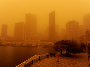 Une teinte �trange enveloppe la ville, tel un linceul