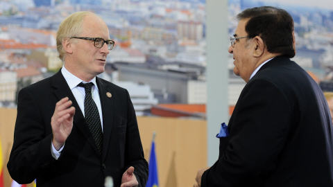 L'�missaire de L'ONU Kai Eide en discussion avec le ministre afghan de la D�fense Abdul Rahim Wardak � Bratislava