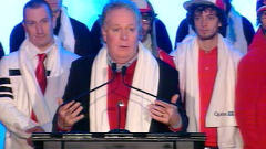 Jean Charest pr�sente la Maison du Qu�bec.