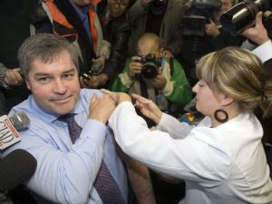Le ministre Bolduc se fait vacciner