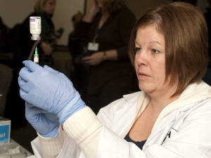 L'infirmière Christine Melanson prépare une dose contre la grippe H1N1 à l'Hôpital Dr. Everett Chalmers à Fredericton, au Nouveau-Brunswick, le 26 octobre 2009.