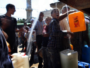 Scène prise dans le village palestinien de Qarawat Bani Zeid, en Cisjordanie, lors d'une distribution d'eau organisée par des ONG israéliennes et étrangères pour protester contre les politiques de Tel-Aviv.