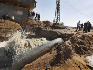 De l'eau contaminée fuit du réseau d'égouts à Zeitoun, dans la bande de Gaza, dans les jours suivant l'offensive Plomb durci.