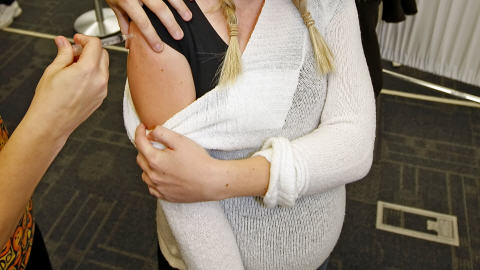 Une femme enceinte se fait vacciner (archives).