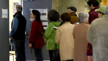 Les citoyens se rendent aux urnes.