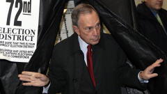 Le maire de New York, Michael Bloomberg, � sa sortie des urnes, le jour de sa r��lection.