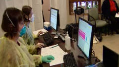 Des employ�es accueillent des patients � un des centres d'�valuation d'Ottawa.