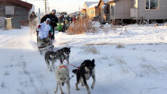 Le relais de la flamme dans le village d'Old Crow au Yukon