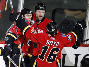 Eric Nystrom, gauche, célèbre son but avec ses coéquipiers Brian McGrattan, centre, et Dustin Boyd lors d'une partie contre les Oilers d'Edmonton, à Calgary, le 24 octobre.