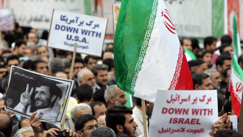 Le rassemblement officiel devant l'ancienne ambassade des �tats-Unis