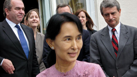 Aung San Suu Kyi en compagnie des diplomates am�ricains dans un h�tel � Rangoon mercredi