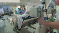 Patient transport� en civi�re dans un h�pital du Qu�bec.