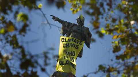  � Barcelone, une banderole a �t� install�e sur une statue de Christophe Colomb.