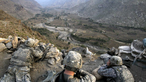 Des soldats am�ricains surveillent la vall�e de Pech, dans la province de Kunar, en Afghanistan, le 7 novembre 2009.