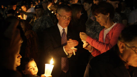 Le secr�taire � l'Arm�e, John McHugh, participe � une vigile, vendredi soir � Fort Hood, au Texas, le 6 novembre 2009