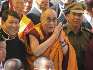 Le dalaï-lama salue la foule à son arrivée au monastère de Tawang, dimanche.
