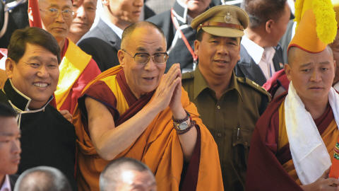 Le dala�-lama salue la foule � son arriv�e au monast�re de Tawang, dimanche.