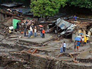 Scène de désolation près de la rivière Acahuapa, à San Vicente, à environ 70 kilomètres à l'est de San Salvador.