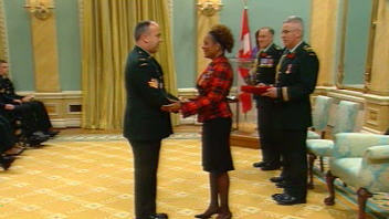 Remise des m�dailles du sacrifice par la gouverneure g�n�rale Micha�lle Jean, � Ottawa