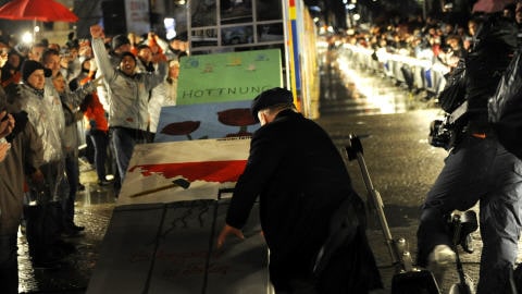Lech Walesa a pouss� le premier domino de la cha�ne cr��e le long du trac� du mur de Berlin.
